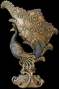 Påfuglformet vase med detaljeret fjerdesign og elegant fod